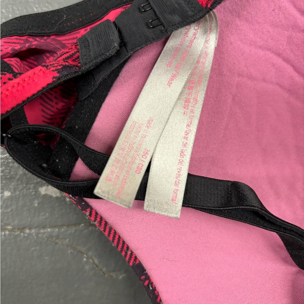 - Pink bra - Picture 5 of 5